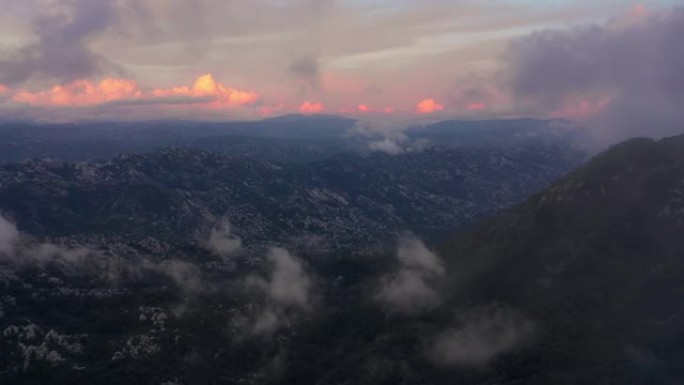 夕阳山迷人景观的鸟瞰图