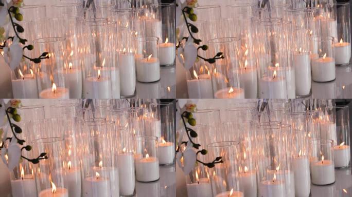 装饰蜡烛在餐厅楼梯的大理石台阶上燃烧，宴会厅的内部，蜡烛火焰
