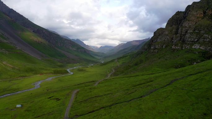 新疆独库公路天山山脉初夏风光航拍