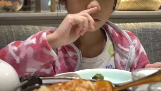 中国女孩在中国餐馆吃饭