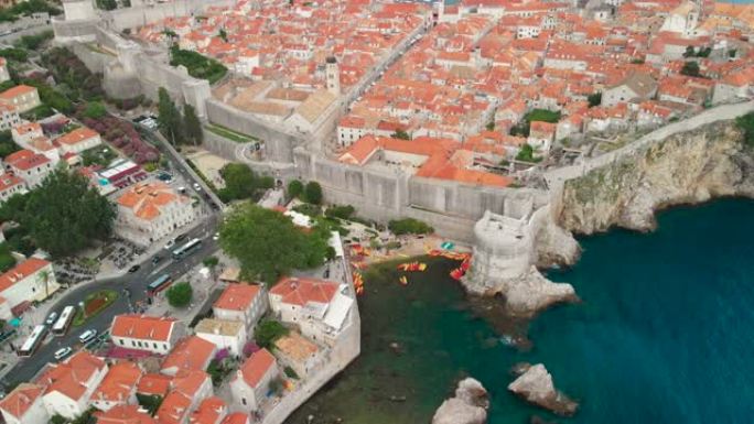 著名的防御工事城市杜布罗夫尼克 (Dubrovnik)，其主要堡垒和塔楼
