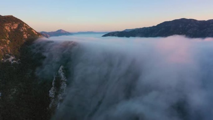 夕阳山迷人景观的鸟瞰图