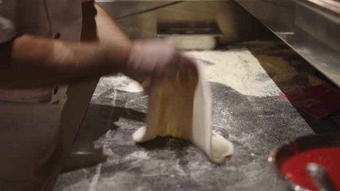 披萨制造商用他的手形成披萨面团