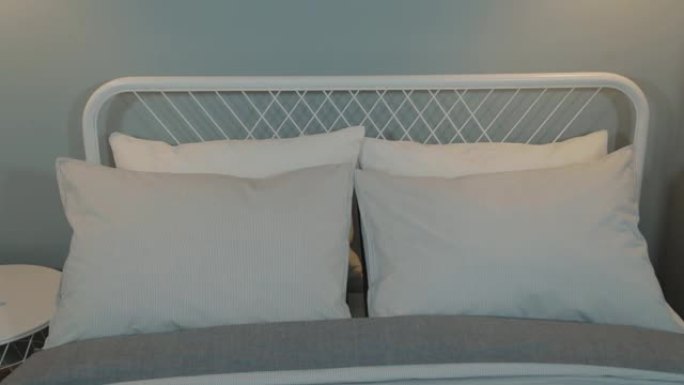 现代室内床上时尚的白色枕头