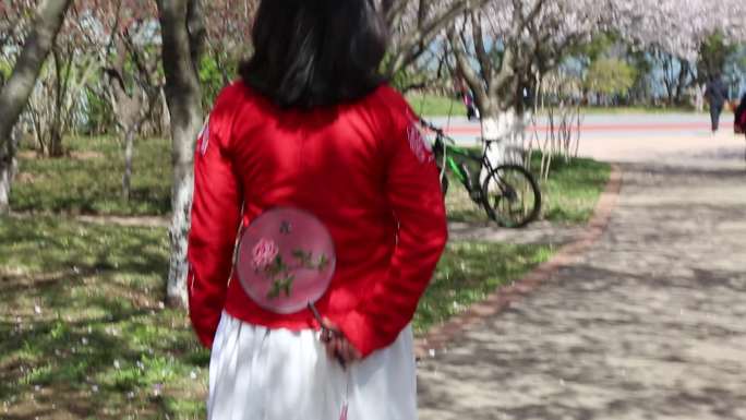 实拍公园女生汉服赏花