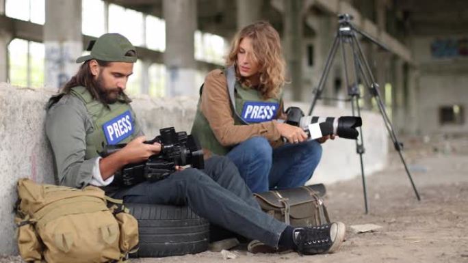记者们坐在战区