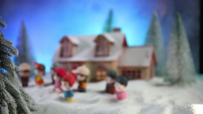 圣诞节和新年假期概念。小装饰可爱的小房子在雪中晚上。雪地上的传统节日属性。创意艺术品装饰。您的文本的