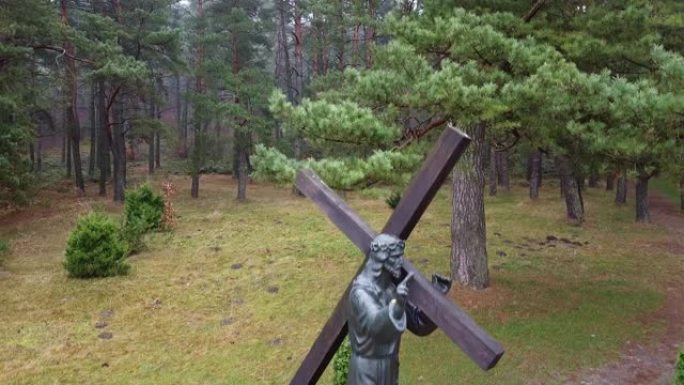 森林中的耶稣基督雕像