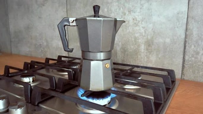 间歇泉咖啡机在家用煤气炉上煮沸，烧开水关闭