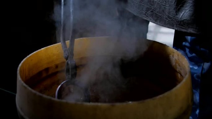 将马蹄铁放入带有蜂蜡的锅中，以在车间中完善其质量