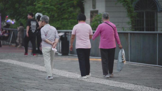 傍晚 街头 妇女 闲逛