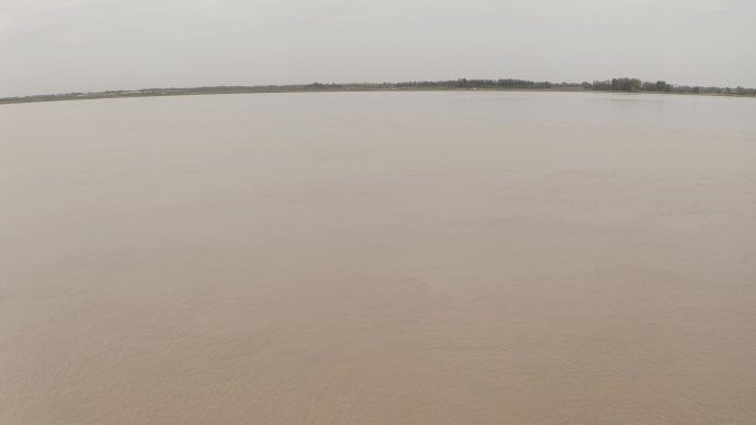 黄河 岸边 干涸的土地