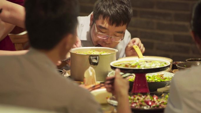 饭店顾客夹菜吃菜实拍