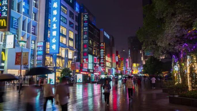 4k时间流逝:游客人群在南京路购物街的夜晚与反思，中国上海。
