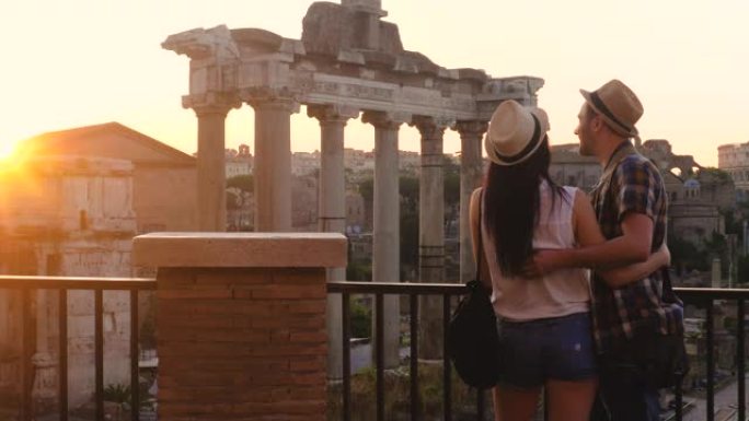 年轻夫妇游客在日出时看着罗马广场。从全景的角度来看，意大利罗马的历史帝国罗马罗马。