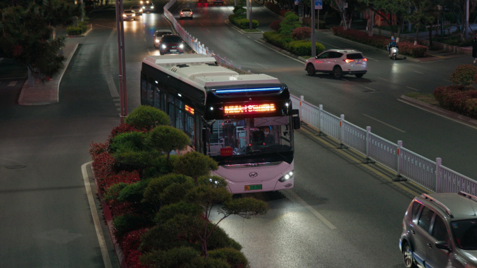 夜班公交车行驶