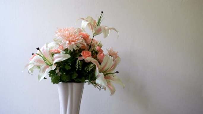 白色背景上粉红色花瓶中的百合，玫瑰，康乃馨花朵正在旋转。粉彩花卉系列展示