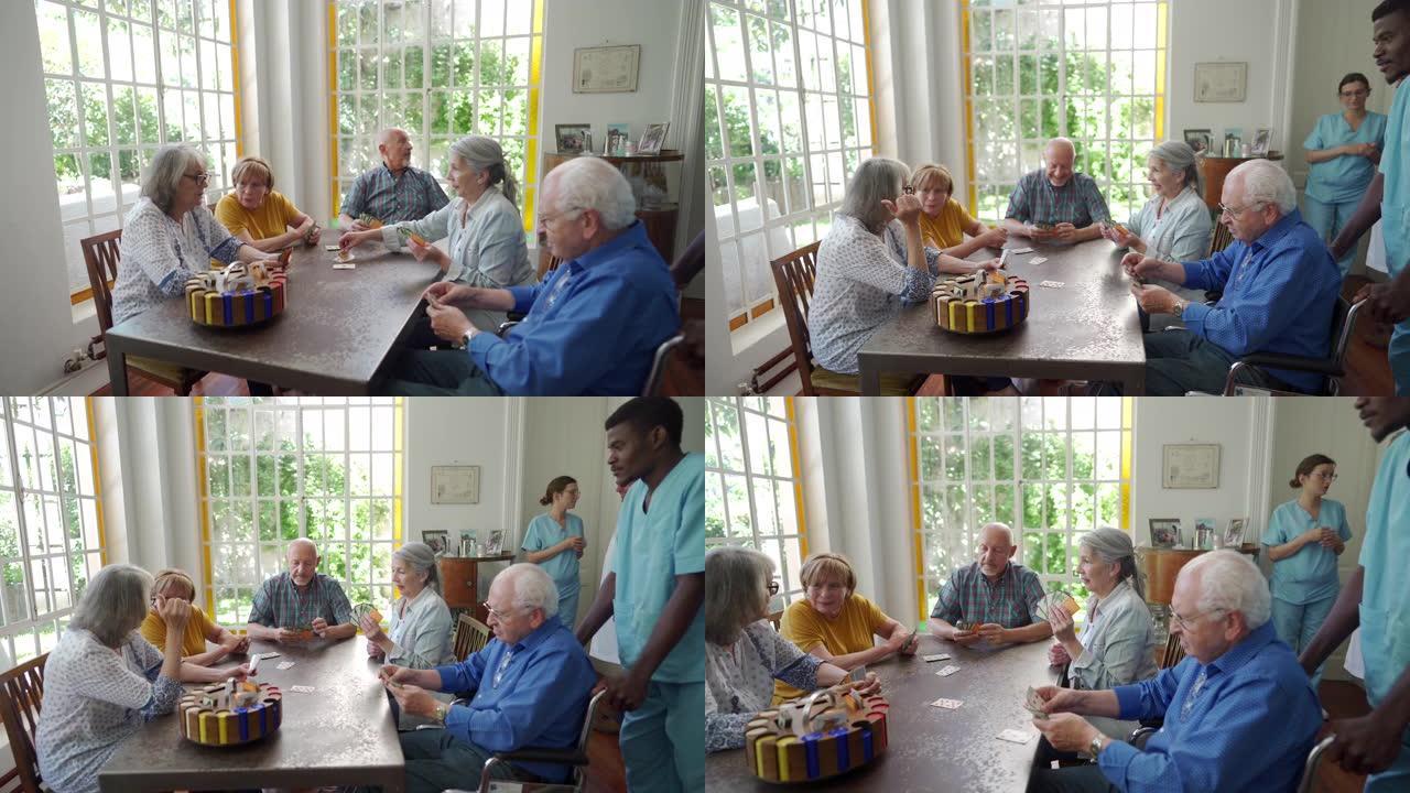 老人在养老院玩牌