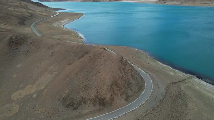 航拍羊湖湖岸公路
