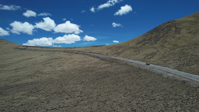 羊湖鲁日拉观景台上山盘山路车流