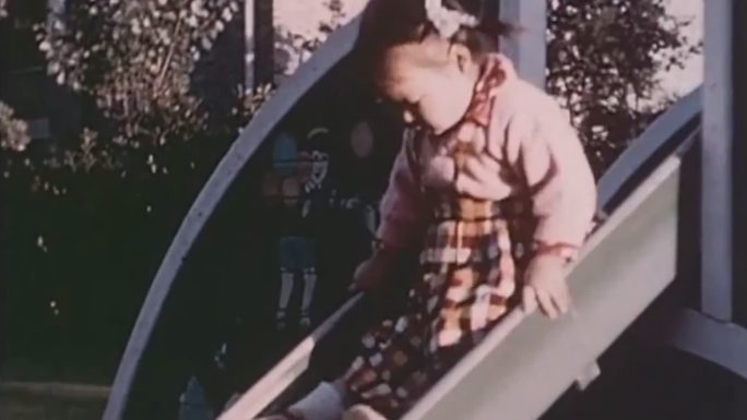 50年代小朋友玩滑梯