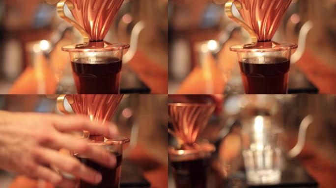 咖啡师将热水倒在咖啡渣上