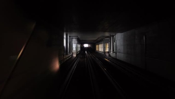 火车从站台行驶到隧道。