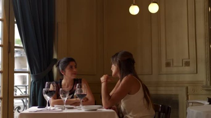 现代成熟女性在餐厅喝酒