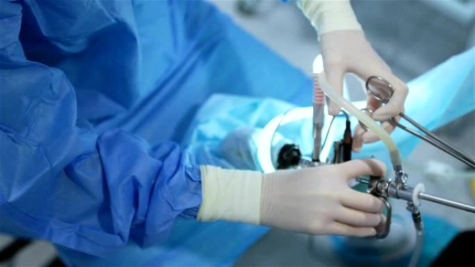 宫腔镜手术。妇产科医生的手，手术期间的生殖医生。