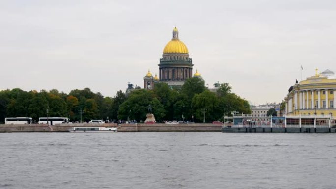 圣彼得堡美丽的圣以撒大教堂，河景