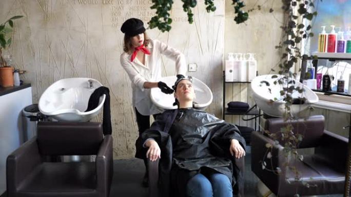小型企业-发廊的发型师冲洗头发