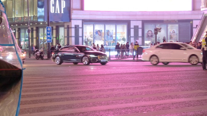 夜晚城市行人过马路人流脚步视频素材