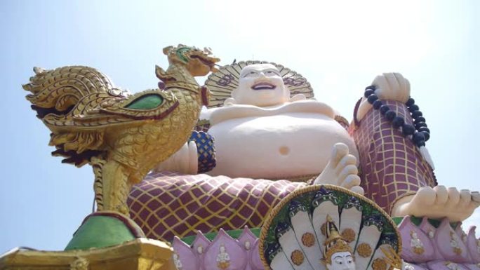 微笑的佛陀中国幸福，财富和幸运的上帝在公共寺庙