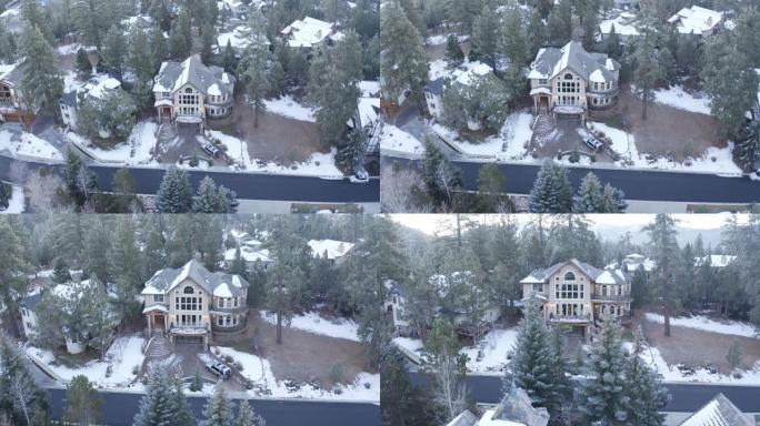 冬天白雪覆盖的圣诞房子天线。穿过白雪皑皑的树林。