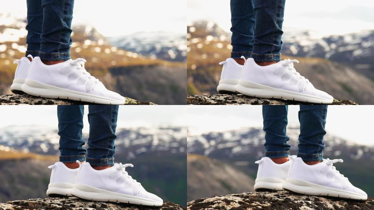 一个人在山顶上的白鞋的聚焦镜头