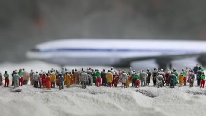 圣诞快乐和新年快乐冬季旅行的旅游概念背景。飞机的圣诞背景。雪地上的创意艺术品装饰。选择性聚焦。