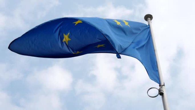 令人印象深刻的是，在春天一个阳光明媚的日子里，一个巨大的欧盟旗帜在欧盟议会飘扬