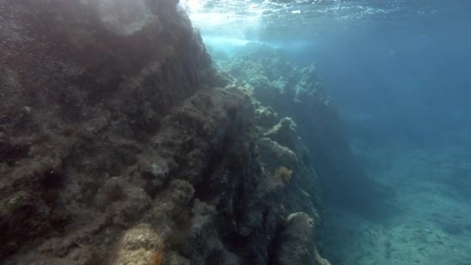 水面下的岩礁墙。地中海水下海景