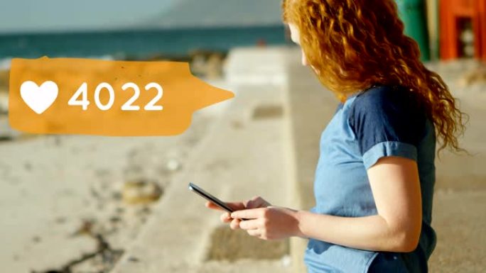 女人坐在沙滩上同时发短信4k