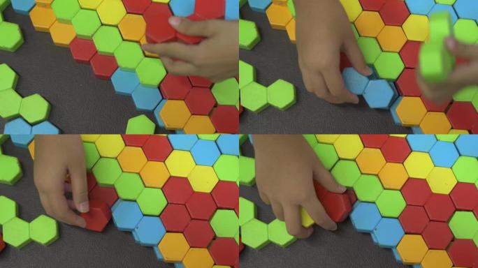 儿童玩彩色拼图木块