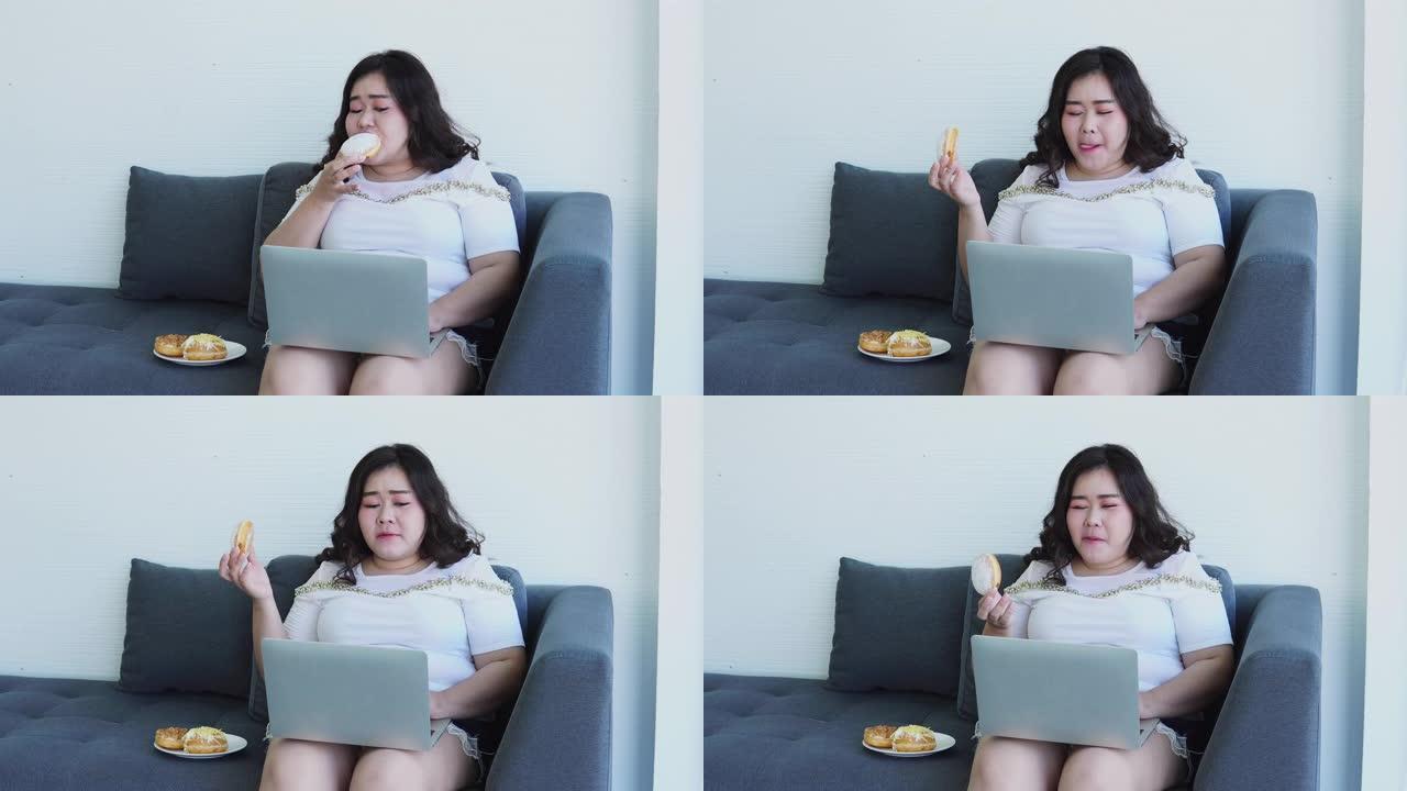 胖女人高兴地从家里的电脑里吃饭看连续剧