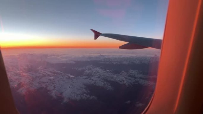 飞越阿尔卑斯山。从飞机舷窗到勃朗峰顶部的景色