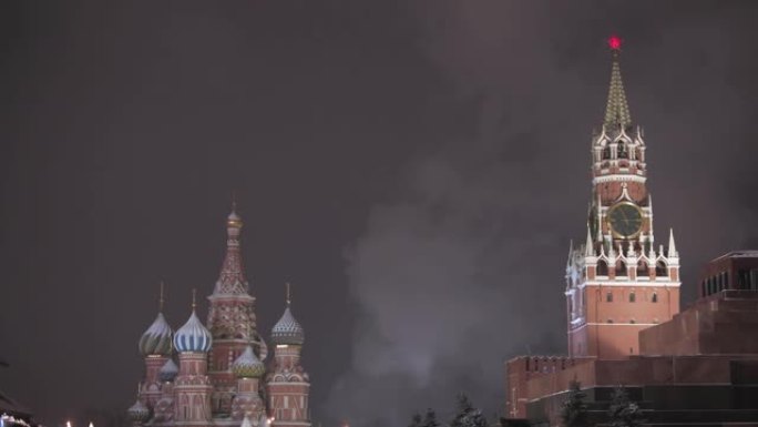 圣诞装饰红场。莫斯科的冬天。在塔上的红场上打钟。