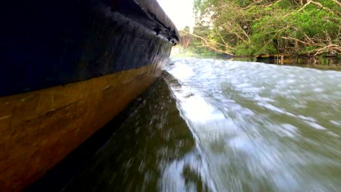 木头快艇在河里骑。亚马逊，丛林，雨林。
