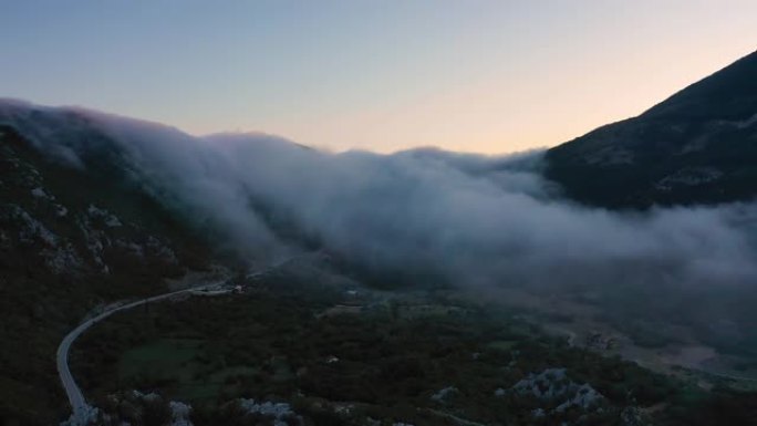 夕阳山迷人景观的鸟瞰图