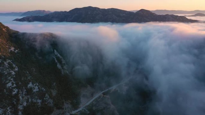 夕阳山迷人景观的鸟瞰图