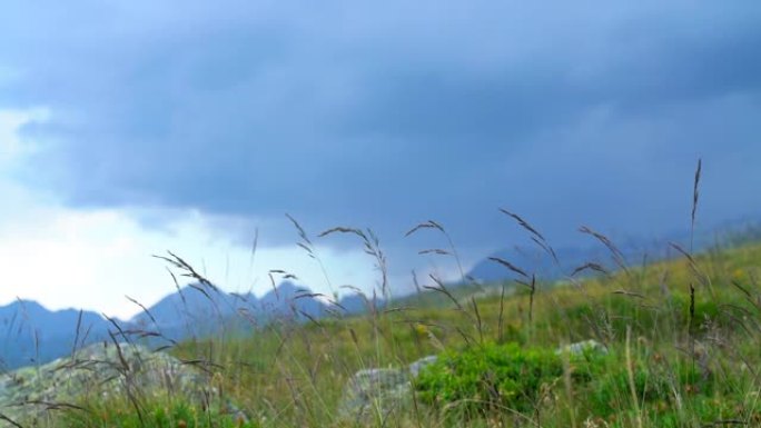 阿尔卑斯山即将来临的雷暴