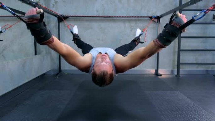 运动员做运动使用教练在健身房的空气中伸展肌筋膜。
