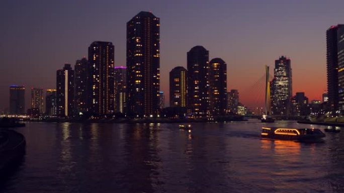 东京墨田河黄昏的塔楼公寓
