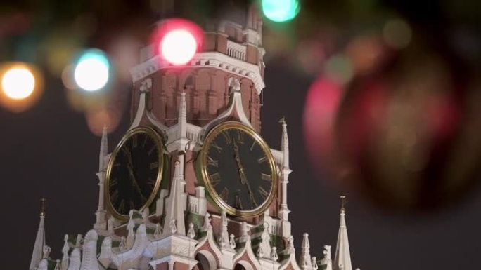圣诞装饰红场。莫斯科的冬天。在塔上的红场上打钟。